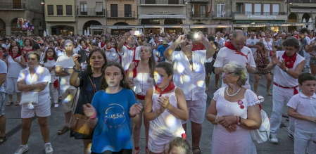 Imágenes de las Fiestas de Estella que comprenden: la verbena de plaza de los Fueros, homenaje a los mayores, bombada, Gorgorito, comidas de Quintos en el paseo de los Llanos, baile de la era y popurri estellés.