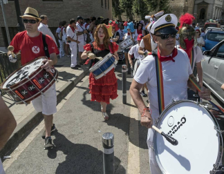 Imágenes de las Fiestas de Estella que comprenden: la verbena de plaza de los Fueros, homenaje a los mayores, bombada, Gorgorito, comidas de Quintos en el paseo de los Llanos, baile de la era y popurri estellés.