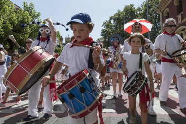 Imágenes de las Fiestas de Estella que comprenden: la verbena de plaza de los Fueros, homenaje a los mayores, bombada, Gorgorito, comidas de Quintos en el paseo de los Llanos, baile de la era y popurri estellés.