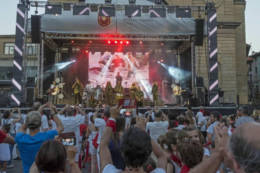 Imágenes de las Fiestas de Estella que comprenden: la verbena de plaza de los Fueros, homenaje a los mayores, bombada, Gorgorito, comidas de Quintos en el paseo de los Llanos, baile de la era y popurri estellés.