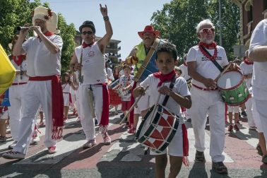 Imágenes de las Fiestas de Estella que comprenden: la verbena de plaza de los Fueros, homenaje a los mayores, bombada, Gorgorito, comidas de Quintos en el paseo de los Llanos, baile de la era y popurri estellés.