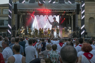 Imágenes de las Fiestas de Estella que comprenden: la verbena de plaza de los Fueros, homenaje a los mayores, bombada, Gorgorito, comidas de Quintos en el paseo de los Llanos, baile de la era y popurri estellés.