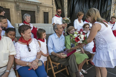 Imágenes de las Fiestas de Estella que comprenden: la verbena de plaza de los Fueros, homenaje a los mayores, bombada, Gorgorito, comidas de Quintos en el paseo de los Llanos, baile de la era y popurri estellés.