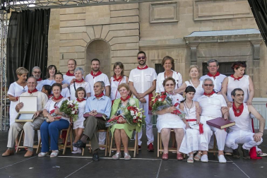 Imágenes de las Fiestas de Estella que comprenden: la verbena de plaza de los Fueros, homenaje a los mayores, bombada, Gorgorito, comidas de Quintos en el paseo de los Llanos, baile de la era y popurri estellés.