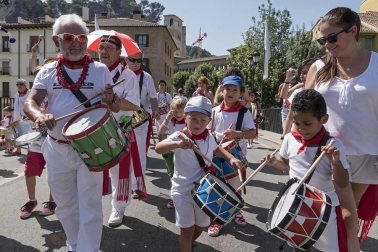 Imágenes de las Fiestas de Estella que comprenden: la verbena de plaza de los Fueros, homenaje a los mayores, bombada, Gorgorito, comidas de Quintos en el paseo de los Llanos, baile de la era y popurri estellés.
