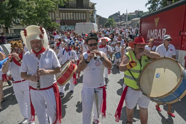 Imágenes de las Fiestas de Estella que comprenden: la verbena de plaza de los Fueros, homenaje a los mayores, bombada, Gorgorito, comidas de Quintos en el paseo de los Llanos, baile de la era y popurri estellés.