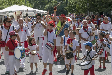 Imágenes de las Fiestas de Estella que comprenden: la verbena de plaza de los Fueros, homenaje a los mayores, bombada, Gorgorito, comidas de Quintos en el paseo de los Llanos, baile de la era y popurri estellés.