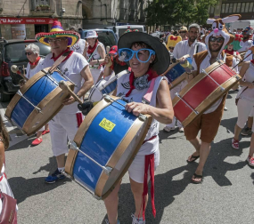 Imágenes de las Fiestas de Estella que comprenden: la verbena de plaza de los Fueros, homenaje a los mayores, bombada, Gorgorito, comidas de Quintos en el paseo de los Llanos, baile de la era y popurri estellés.