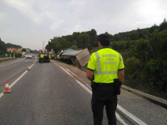 Un fallecido al salirse de la vía un camión cargado con bobinas de papel en Pueyo