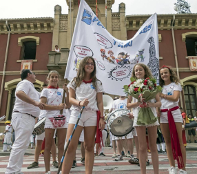 Imágenes de la cornada en el encierro de Estella, bajadica de Che, cohete infantil, subida de la corporación infantil, ofrenda floral, pañuelada, entre otros.