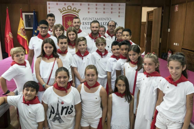 Imágenes de la cornada en el encierro de Estella, bajadica de Che, cohete infantil, subida de la corporación infantil, ofrenda floral, pañuelada, entre otros.