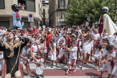 Imágenes de la cornada en el encierro de Estella, bajadica de Che, cohete infantil, subida de la corporación infantil, ofrenda floral, pañuelada, entre otros.