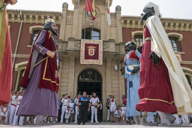 Imágenes de la cornada en el encierro de Estella, bajadica de Che, cohete infantil, subida de la corporación infantil, ofrenda floral, pañuelada, entre otros.