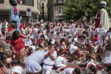 Imágenes de la cornada en el encierro de Estella, bajadica de Che, cohete infantil, subida de la corporación infantil, ofrenda floral, pañuelada, entre otros.