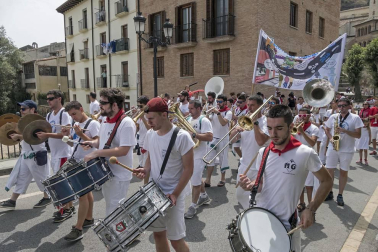 Imágenes de la cornada en el encierro de Estella, bajadica de Che, cohete infantil, subida de la corporación infantil, ofrenda floral, pañuelada, entre otros.