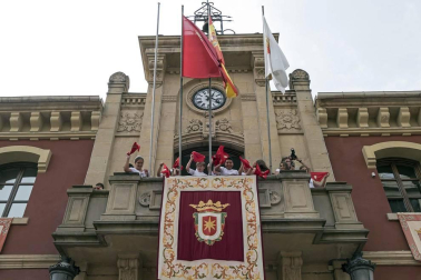 Imágenes de la cornada en el encierro de Estella, bajadica de Che, cohete infantil, subida de la corporación infantil, ofrenda floral, pañuelada, entre otros.