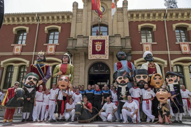 Imágenes de la cornada en el encierro de Estella, bajadica de Che, cohete infantil, subida de la corporación infantil, ofrenda floral, pañuelada, entre otros.