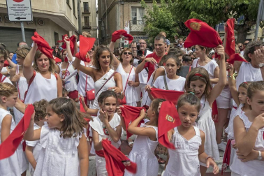 Imágenes de la cornada en el encierro de Estella, bajadica de Che, cohete infantil, subida de la corporación infantil, ofrenda floral, pañuelada, entre otros.