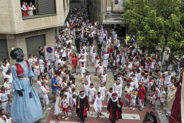 Imágenes de la cornada en el encierro de Estella, bajadica de Che, cohete infantil, subida de la corporación infantil, ofrenda floral, pañuelada, entre otros.
