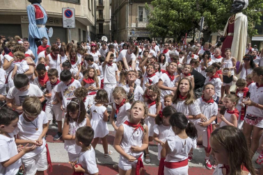 Imágenes de la cornada en el encierro de Estella, bajadica de Che, cohete infantil, subida de la corporación infantil, ofrenda floral, pañuelada, entre otros.
