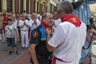 Imágenes de la cornada en el encierro de Estella, bajadica de Che, cohete infantil, subida de la corporación infantil, ofrenda floral, pañuelada, entre otros.