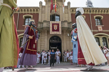 Imágenes de la cornada en el encierro de Estella, bajadica de Che, cohete infantil, subida de la corporación infantil, ofrenda floral, pañuelada, entre otros.
