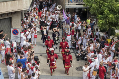 Imágenes de la cornada en el encierro de Estella, bajadica de Che, cohete infantil, subida de la corporación infantil, ofrenda floral, pañuelada, entre otros.