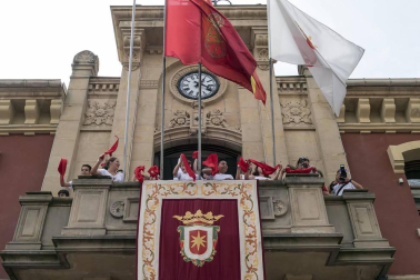 Imágenes de la cornada en el encierro de Estella, bajadica de Che, cohete infantil, subida de la corporación infantil, ofrenda floral, pañuelada, entre otros.