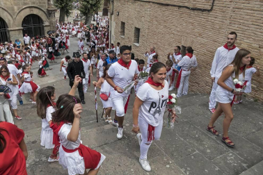 Imágenes de la cornada en el encierro de Estella, bajadica de Che, cohete infantil, subida de la corporación infantil, ofrenda floral, pañuelada, entre otros.