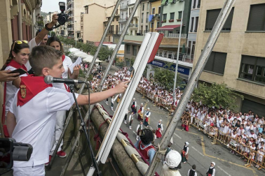 Imágenes de la cornada en el encierro de Estella, bajadica de Che, cohete infantil, subida de la corporación infantil, ofrenda floral, pañuelada, entre otros.