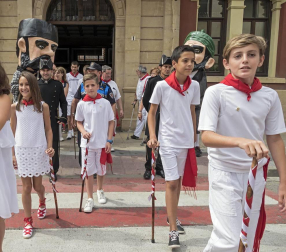 Imágenes de la cornada en el encierro de Estella, bajadica de Che, cohete infantil, subida de la corporación infantil, ofrenda floral, pañuelada, entre otros.