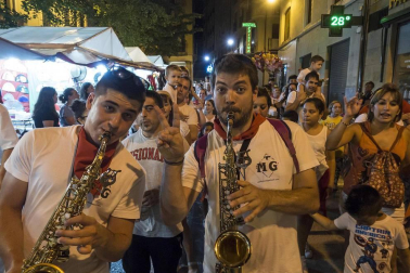 Imágenes de la cornada en el encierro de Estella, bajadica de Che, cohete infantil, subida de la corporación infantil, ofrenda floral, pañuelada, entre otros.
