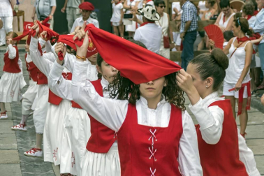 Imágenes de la cornada en el encierro de Estella, bajadica de Che, cohete infantil, subida de la corporación infantil, ofrenda floral, pañuelada, entre otros.