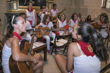 Imágenes de la cornada en el encierro de Estella, bajadica de Che, cohete infantil, subida de la corporación infantil, ofrenda floral, pañuelada, entre otros.