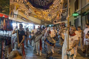 Imágenes de la cornada en el encierro de Estella, bajadica de Che, cohete infantil, subida de la corporación infantil, ofrenda floral, pañuelada, entre otros.