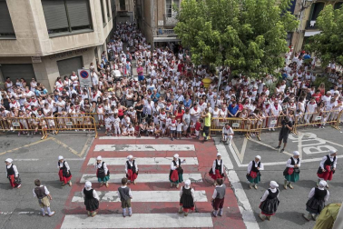 Imágenes de la cornada en el encierro de Estella, bajadica de Che, cohete infantil, subida de la corporación infantil, ofrenda floral, pañuelada, entre otros.