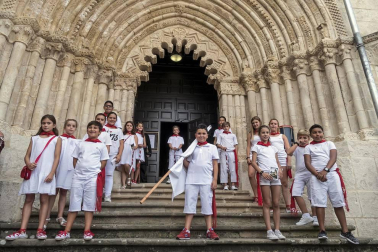 Imágenes de la cornada en el encierro de Estella, bajadica de Che, cohete infantil, subida de la corporación infantil, ofrenda floral, pañuelada, entre otros.