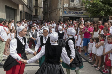 Imágenes de la cornada en el encierro de Estella, bajadica de Che, cohete infantil, subida de la corporación infantil, ofrenda floral, pañuelada, entre otros.