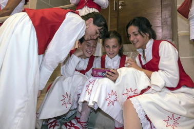 Imágenes de la cornada en el encierro de Estella, bajadica de Che, cohete infantil, subida de la corporación infantil, ofrenda floral, pañuelada, entre otros.