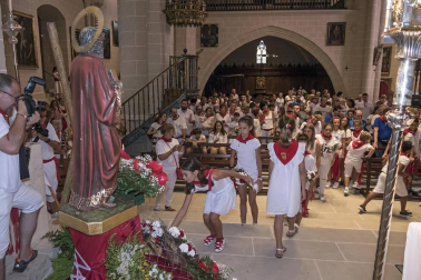 Imágenes de la cornada en el encierro de Estella, bajadica de Che, cohete infantil, subida de la corporación infantil, ofrenda floral, pañuelada, entre otros.