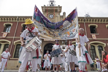 Imágenes de la cornada en el encierro de Estella, bajadica de Che, cohete infantil, subida de la corporación infantil, ofrenda floral, pañuelada, entre otros.