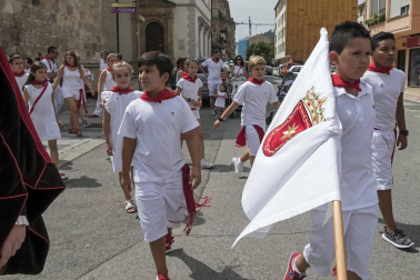 Imágenes de la cornada en el encierro de Estella, bajadica de Che, cohete infantil, subida de la corporación infantil, ofrenda floral, pañuelada, entre otros.