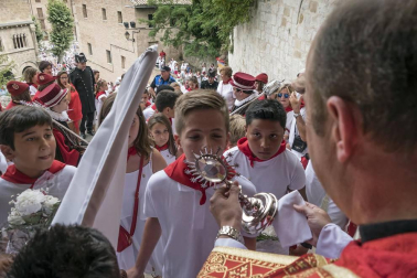 Imágenes de la cornada en el encierro de Estella, bajadica de Che, cohete infantil, subida de la corporación infantil, ofrenda floral, pañuelada, entre otros.