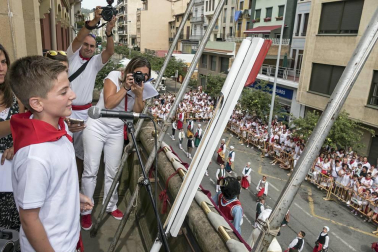 Imágenes de la cornada en el encierro de Estella, bajadica de Che, cohete infantil, subida de la corporación infantil, ofrenda floral, pañuelada, entre otros.