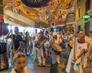 Imágenes de la cornada en el encierro de Estella, bajadica de Che, cohete infantil, subida de la corporación infantil, ofrenda floral, pañuelada, entre otros.