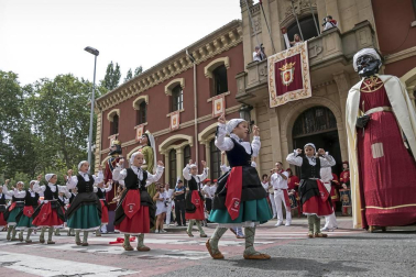 Imágenes de la cornada en el encierro de Estella, bajadica de Che, cohete infantil, subida de la corporación infantil, ofrenda floral, pañuelada, entre otros.