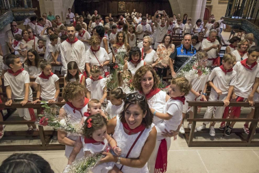 Imágenes de la cornada en el encierro de Estella, bajadica de Che, cohete infantil, subida de la corporación infantil, ofrenda floral, pañuelada, entre otros.