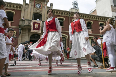 Imágenes de la cornada en el encierro de Estella, bajadica de Che, cohete infantil, subida de la corporación infantil, ofrenda floral, pañuelada, entre otros.