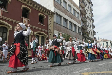 Imágenes de la cornada en el encierro de Estella, bajadica de Che, cohete infantil, subida de la corporación infantil, ofrenda floral, pañuelada, entre otros.