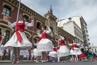 Imágenes de la cornada en el encierro de Estella, bajadica de Che, cohete infantil, subida de la corporación infantil, ofrenda floral, pañuelada, entre otros.